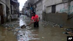 کراچی میں بارش کے بعد برساتی نالوں کا گندا پانی رہائشی علاقوں میں داخل ہونے سے شہریوں کو شدید مشکلات کا سامنا کرنا پڑا۔