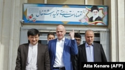 Chủ tịch FIFA Gianni Infantino, giữa, gặp Chủ tịch Liên đoàn bóng đá Iran Mehdi Taj, phải, tại Tehran ngày 1/3/2018.