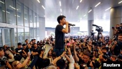 Joshua Wong diễn thuyết với người biểu tình bên ngoài cơ quan lập pháp Hong Kong hôm 17 tháng Sáu.