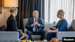 Tổng thống Mỹ Joe Biden, ngày 22/2/2024, tại California, gặp bà Yulia Navalnaya, vợ, và cô Dasha Navalnaya con gái của lãnh tụ đối lập Nga Alexei Navalny, qua đời trong một nhà tù Nga ngày 16/2/2024.