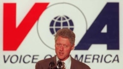 24 Ekim 1997, Başkan Bill Clinton, Voice of America'da konuşma yaparken.