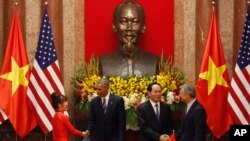 Cựu tổng thống Barack Obama trong chuyến thăm tới Hà Nội tháng 5/2016. Quan hệ Việt Nam-Mỹ được cải thiện và trở nên nồng ấm hơn dưới thời của chính quyền Obama.