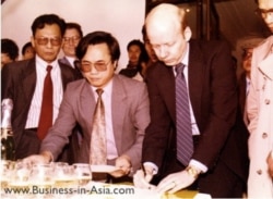 Ông Chris Runckel ký biên bản tiếp nhận tài sản của chính phủ Hoa Kỳ, ngày 28/01/1995. Photo Business in Asia.