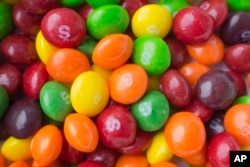 Daha önceki bir tasarı, Skittles gibi ürünlerde kullanılan titanyum dioksiti de içeriyordu, ancak bu madde Eylül ayında yasak kapsamından çıkarıldı. Ancak yasa hala halk arasında "Skittles yasağı" olarak adlandırılıyor.