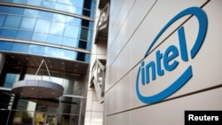 Logo của tập đoàn Intel ở Petah Tikva, gần Tel Aviv, Israel. 