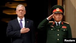 Bộ trưởng Quốc phòng Mỹ Jim Mattis đón người đồng nhiệm Việt Nam Ngô Xuân Lịch hôm 8/8.