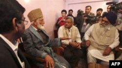 Lãnh đạo tổ chức li khai Kashmir Syed Ali Shah Geelani, thứ hai từ trái sang, hội đàm với đoàn đại biểu các nhà lập pháp Ấn Độ ở Srinagar, Ấn Độ, 20/9/2010