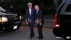 Ngoại trưởng Mỹ John Kerry và Ủy viên Quốc vụ viện Trung Quốc Dương Khiết Trì bên ngoài tư gia của ông Kerry tại Beacon Hill, Boston, ngày 17/10/2014.