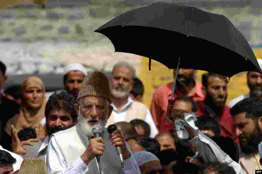 سید گیلانی نے 1950 میں کشمیریوں کی تحریکِ مزاحمت میں عملی طور پر حصہ لے کر&nbsp; سیاست کا باضابطہ آغاز کیا تھا۔