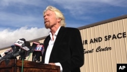 Tỉ phú người Anh Richard Branson phát biểu tại sa mạc Mojave, California.