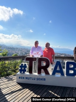 Paris Trabzonlular Derneği Başkanı Bülent Cumur ve Epinay sur Seine Belediye Başkanı Herve Chevreau anıtın açılışından önce Trabzon’da.