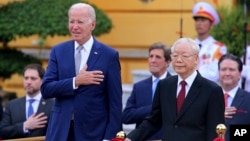 Tổng thống Hoa Kỳ Joe Biden (trái) và Tổng bí thư Nguyễn Phú Trọng tại Hà Nội vào ngày 10/9/2023l Báo cáo điều tra nói nỗ lực cài phần mềm gián điệp nhắm vào chính khách và báo giới Mỹ diễn ra trong lúc chính quyền Biden đang đàm phán với Việt Nam để nâng cấp quan hệ.