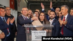 CHP'nin 5 Kasım 2023’te yapılan 38. Olağan Kurultayı'nda Özgür Özel, Kemal Kılıçdaroğlu’yla yarışarak 812 oyla başkan seçilmişti.