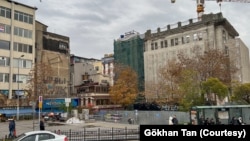 Yıkılan Karaköy Mescidi'nin bulunduğu, bugün restorasyon geçiren Ziraat Bankası arkasındaki alan metal korkuluklarla çevrildi. (Gökhan Tan)