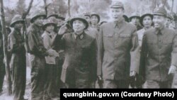 Đại tướng Võ Nguyên Giáp (trái) cùng Tư lệnh Trưởng Đồng Sỹ Nguyên (giữa) và Chính ủy Đặng Tính đến thăm bộ đội Trường Sơn vào năm 1973.