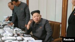 LHQ đã gởi một văn thư cho lãnh tụ Kim Jong Un để yêu cầu ông thực hiện những biện pháp để cải thiện nhân quyền, nếu không sẽ bị buộc phải chịu trách nhiệm về các tội ác trong quá khứ và hiện tại.