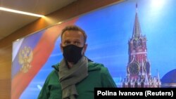 Ông Alexei Navalny trả lời báo chí sau khi tới sân bay Sheremetyevo ở Moscow hôm 17/1.