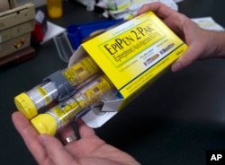 کا ایک پیکٹ ۔فوٹو اے پی EpiPens epinephrine auto-injector