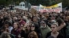  Atina'daki parlamento binasının önünde düzenlenen protesto gösterisine binlerce kişi katıldı.