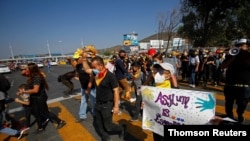 Göçmenlik ve insan hakları savunucuları, ABD'nin California eyaletindeki San Diego kentiyle Meksika'nın Tijuana kenti arasındaki San Ysidro sınır kapısında ABD'nin göçmenlik politikalarını protesto ediyor. 