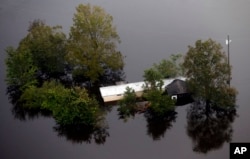 Nước bủa vây một căn nhà sau khi Bão Florence quét qua ở Pollocksville, North Carolina, ngày 17 tháng 9, 2018.