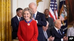 Tổng thống Joe Biden trao tặng Huân chương Tự do Tổng thống cho bà Hillary Clinton.