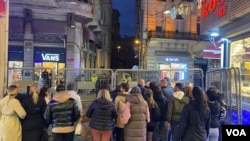 İstiklal Caddesi’ne çıkan tüm sokaklarda kimlik kontrolleri yapıldı, geçişlere izin verilmedi. 