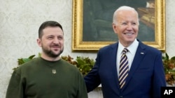 Tổng thống Mỹ Joe Biden, phải, gặp Tổng thống Ukraine Volodymyr Zelenskyy tại Phòng Bầu Dục, Tòa Bạch Ôc, ngày 21/12/2022. 