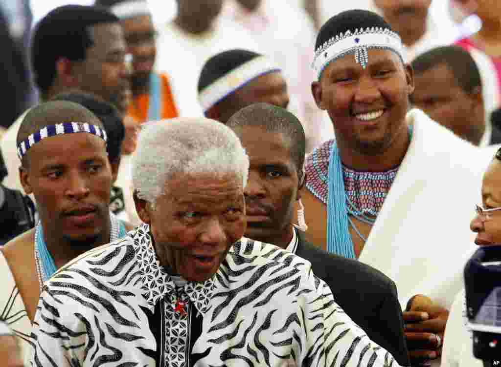 Cựu tổng thống Nam Phi Nelson Mandela (giữa) và cháu trai Mandla Mandela (phía sau, phải) đến dự một buổi lễ ở Mvezo, Nam Phi, 16/4/2007.