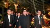 Lãnh tụ Trều Tiên Kim Jong Un cùng với Ngoại trưởng Singapore Vivian Balakrishnan (trái) đi thăm một khu phố Singapore ngày 11/6/2018.