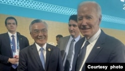 Đại diện của Đài Loan tại APEC Lâm Tín Nghĩa và Tổng thống Mỹ Joe Biden bắt tay nhau tại phiên họp toàn thể tại Hội nghị thượng đỉnh APEC 2024 tại Lima, Peru. (Ảnh do Đoàn đại biểu Đài Loan tại APEC cung cấp)