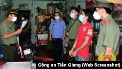 Công an tỉnh Tiền Giang tới nhà khám xét và bắt giam ông Trần Hoàng Huấn (thứ 2 từ phải) với cáo buộc "tuyên truyền chống nhà nước" vì những đăng tải của ông trên mạng xã hội.