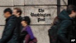 Foto Achiv: Moun pase devan bilding Washington Post la, anba lavil Washington, 21 Fevriye, 2019. 