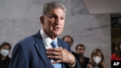 Senate Demokrat Joe Manchin, ki reprezante Vijini de Lwes se youn nan manm pi konsevate yo pami Demokrat nan Sena a. 