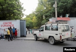 Yon anbilans rive nan yon lopital Medecins Sans Frontieres (MSF) nan Potoprens, Ayiti, 4 Oktob 2022.