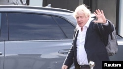 Cựu Thủ tướng Anh Boris Johnson ở sân bay Gatwick, gần London, Anh, hôm 22/10/2022.