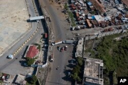 Foto Achiv: Kamyon gang yo bloke akse ak teminal petwol Varreux a nan Potoprens, Ayiti.