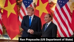 Tổng thống Mỹ Donald Trump và Thủ tướng Việt Nam Nguyễn Xuân Phúc tại một cuộc gặp ở Hà Nội hôm 27/2/2019. Thủ tướng Phúc vừa lên tiếng đề nghị Tổng thống Trump "đánh giá khách quan" về thực tế ở Việt Nam trong lúc Bộ Tài chính Mỹ điều tra khả năng thao túng tiền tệ của Hà Nội.