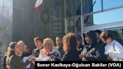 İtalya’nın vize engeline takılan üniversite öğrencileri ve aileleri İzmir’deki İtalya Konsolosluğu önünde basın açıklamasında bulundu.