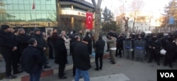 İçişleri Bakanlığı'nın kayyum kararından sonra Siirt belediye binası polis ablukasına alındı.