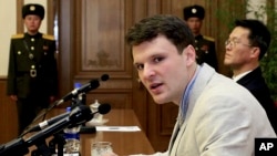 Sinh viên Mỹ Otto Warmbier tại buổi họp báo ngày 29/2/16 tại Bắc Triều Tiên.