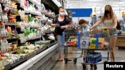 Khách hàng mua sắm tại một cửa hàng Walmart ở Pennsylvania. Hoa Kỳ hiện là thị trường xuất khẩu lớn nhất của Việt Nam trong 4 tháng đầu năm 2022.