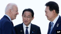 Tổng thống Mỹ Joe Biden (trái) đã mời Thủ tướng Nhật Bản Fumio Kishida (giữa) và Tổng thống Hàn Quốc Yoon Suk Yeol (phải) tới Trại David để hội đàm về việc hợp tác và triển khai các bước phòng thủ chung.