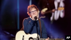 Ed Sheeran biểu diễn trên sân khấu của chương trình "Che Tempo che Fa" của đài truyền hình Ý RAI TV ở Milan, Italy, hôm 12/3.