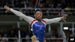 Simone Biles của Mỹ chính thức trở thành vận động viên thể dục dụng cụ giỏi nhất thế giới.