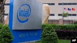 Logo của tập đoàn Mỹ Intel tại Khu công nghệ cao Sài Gòn, thành phố Hồ Chí Minh, Việt Nam.