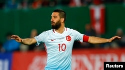 Arda Turan, 2016'da Türkiye- Avusturya dostluk karşılaşmasında oynarken