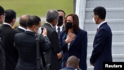 Bà Kamala Harris tới Căn cứ Không quân Paya Lebar ở Singapore hôm 22/8.