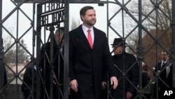 Vis Prezidan Etazini JD Vance antre nan kan Konsantrasyon Dachau la andeyo vil Munich, Almay, 13 Fevriye 2025. 