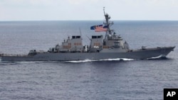 Tàu khu trục Mỹ USS McCain tuần tra Biển Đông.